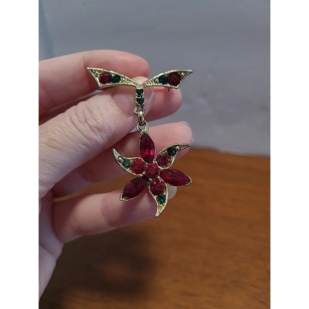 Vintage Gold Tone Poinsettia‎ Flower Rhinestone Brooch Red & Emerald 2